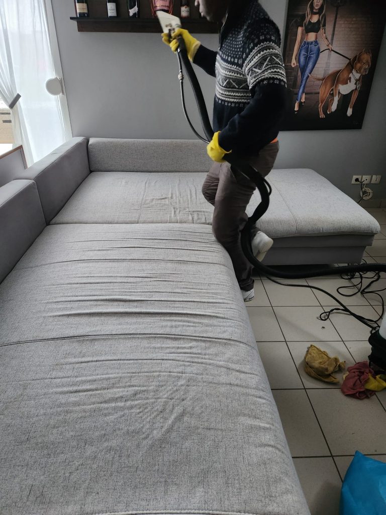 Image du nettoyage d'un canapé à Angers